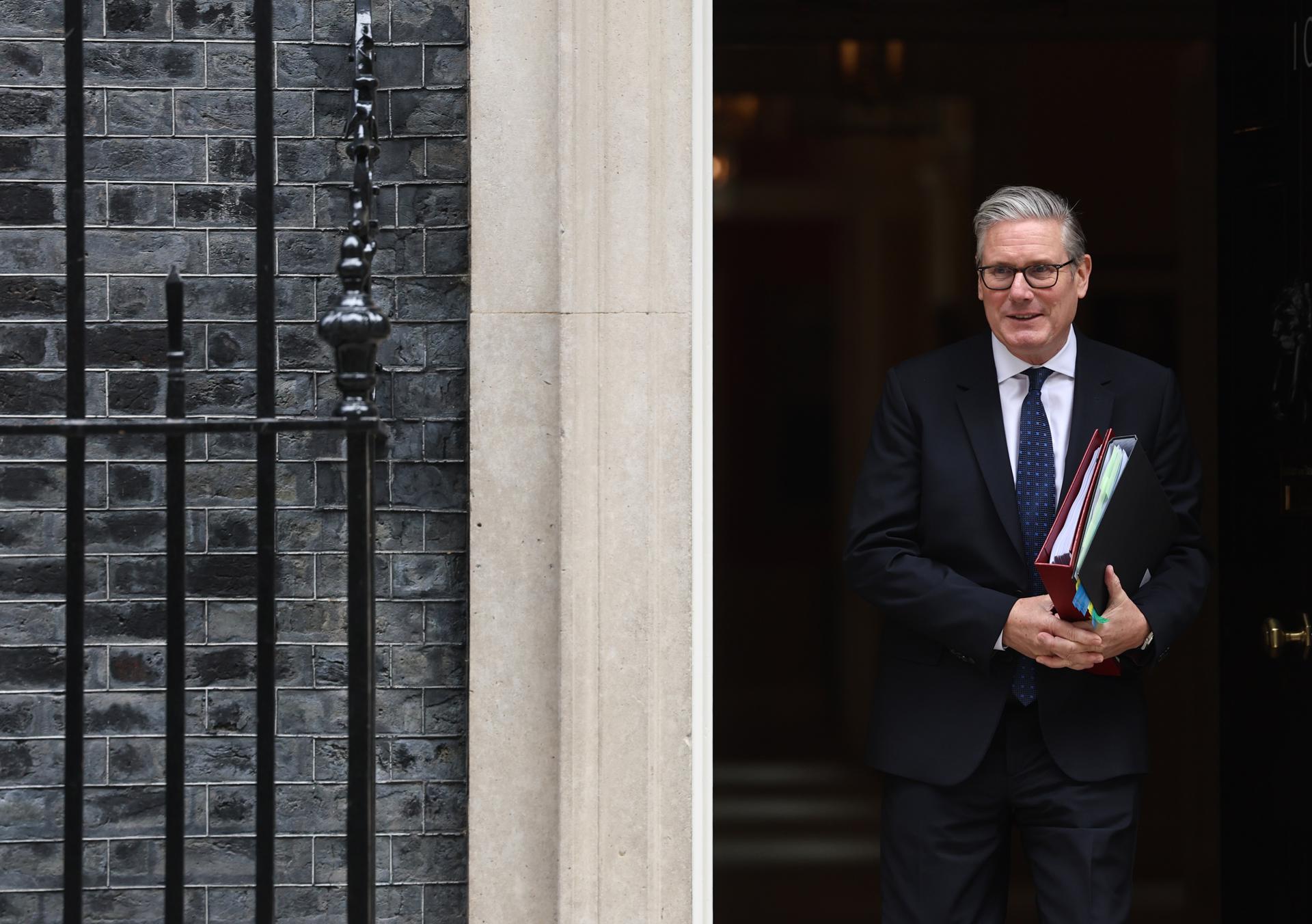 London (United Kingdom), 10/06/2026.- British Prime Minister Keir Starmer departs for Prime Minister's Questions at Downing Street in London, Britain, 10 June 2026. (Reino Unido, Londres) EFE/EPA/NEIL HALL