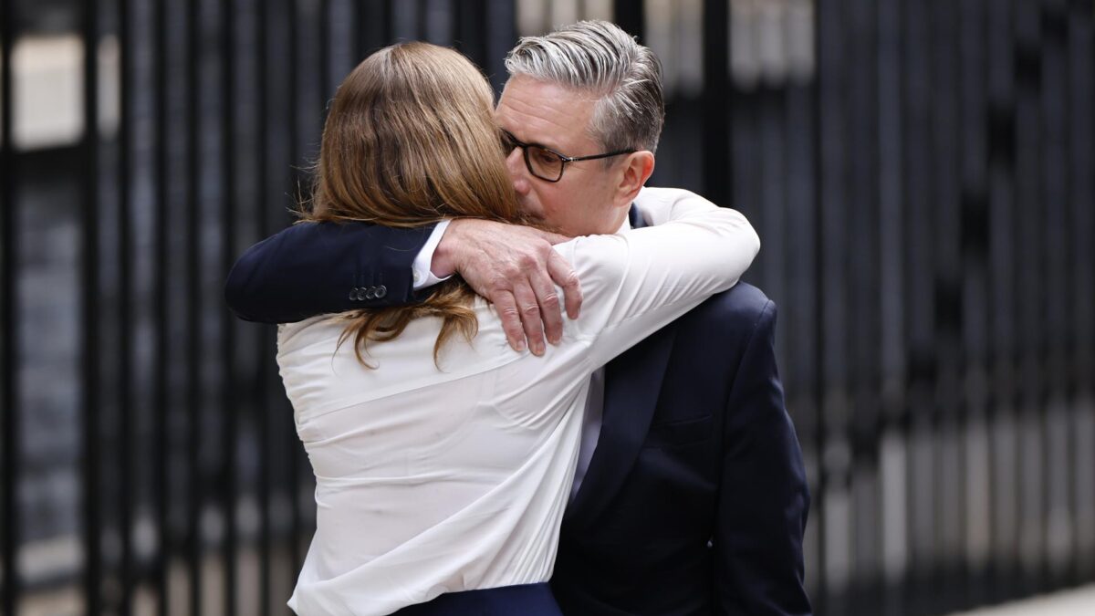 LONDON (United Kingdom), 22/06/2026.- British Prime Minister Keir Starmer (R) embraces his wife Victora after making a statement in Downing Street, London, Britain, 22 June 2026. Keir Starmer has resigned as UK Prime Minister. (Reino Unido, Londres) EFE/EPA/TOLGA AKMEN