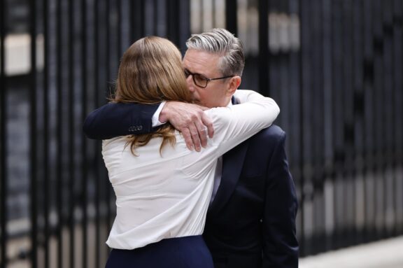 LONDON (United Kingdom), 22/06/2026.- British Prime Minister Keir Starmer (R) embraces his wife Victora after making a statement in Downing Street, London, Britain, 22 June 2026. Keir Starmer has resigned as UK Prime Minister. (Reino Unido, Londres) EFE/EPA/TOLGA AKMEN