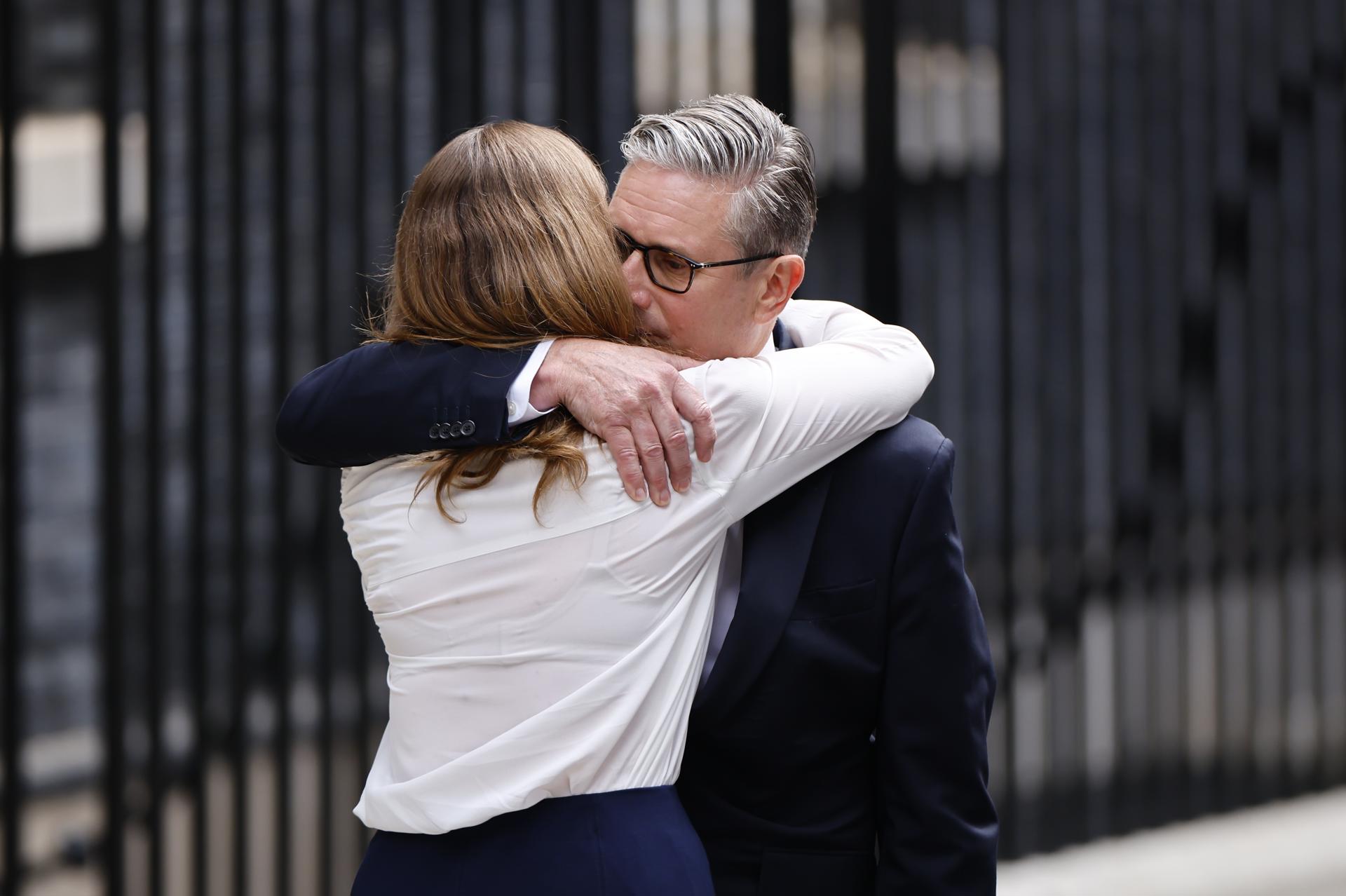 LONDON (United Kingdom), 22/06/2026.- British Prime Minister Keir Starmer (R) embraces his wife Victora after making a statement in Downing Street, London, Britain, 22 June 2026. Keir Starmer has resigned as UK Prime Minister. (Reino Unido, Londres) EFE/EPA/TOLGA AKMEN