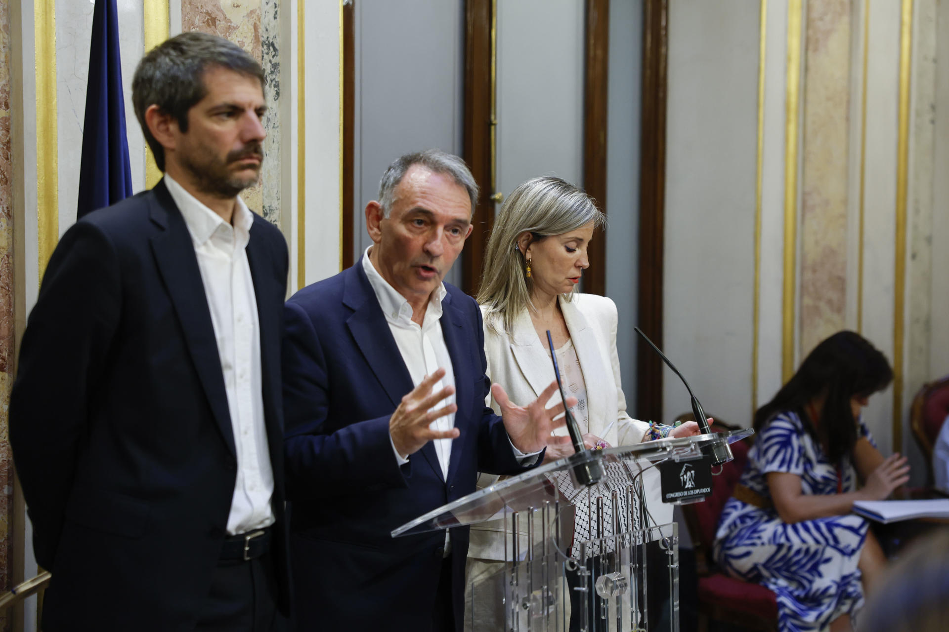 MADRID, 03/06/2026.- El portavoz adjunto y diputado de Sumar en el Congreso, Enrique Santiago (c), acompañado por el ministro de Cultura y portavoz de Sumar, Ernest Urtasun, y la portavoz del grupo parlamentario de Sumar, Verónica Barbero, durante la rueda de prensa ofrecida este miércoles en el Congreso. EFE/Javier Lizón