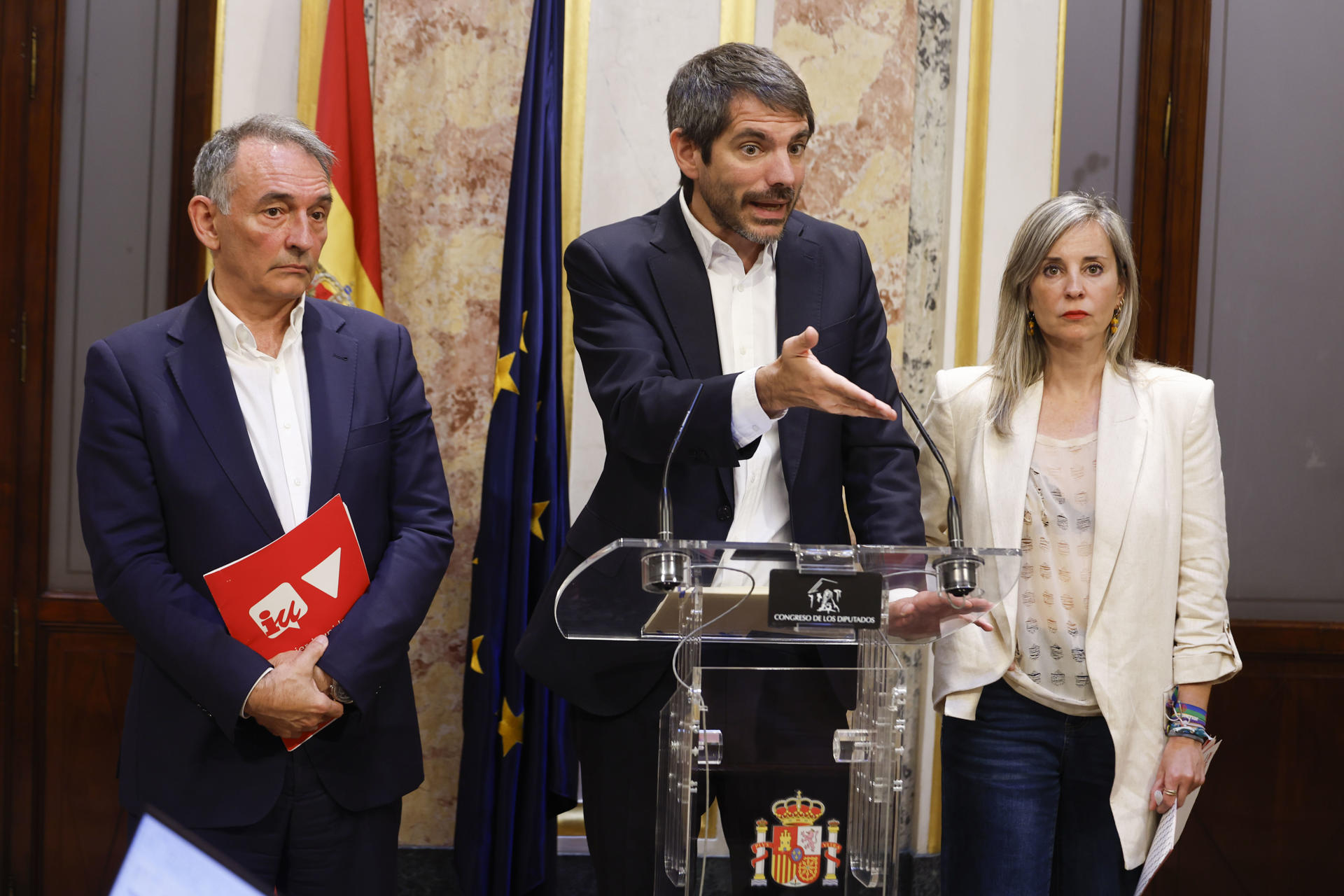MADRID, 03/06/2026.- El ministro de Cultura y portavoz de Sumar, Ernest Urtasun (c), acompañado por el portavoz adjunto y diputado de Sumar en el Congreso, Enrique Santiago, y por la portavoz del grupo parlamentario de Sumar, Verónica Barbero, durante la rueda de prensa ofrecida este miércoles en el Congreso. EFE/Javier Lizón