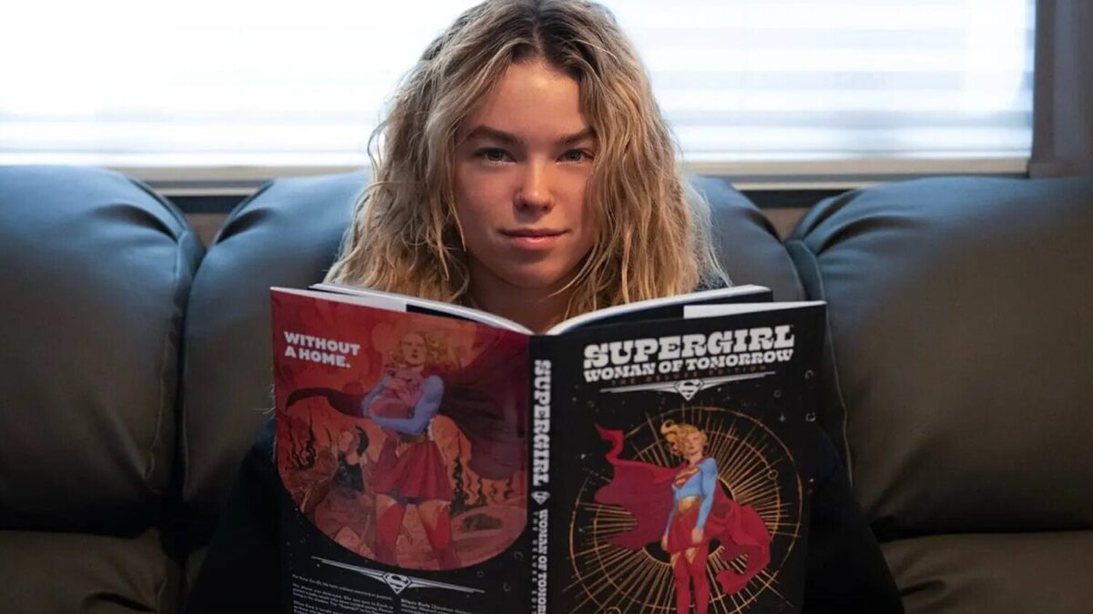 La actriz Milly Alcock leyendo el cómic 'Supergirl: Woman of Tomorrow'
