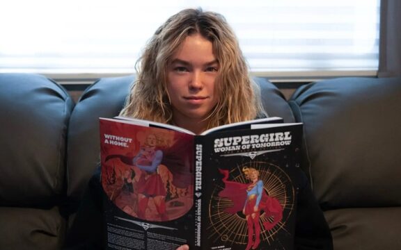 La actriz Milly Alcock leyendo el cómic 'Supergirl: Woman of Tomorrow'