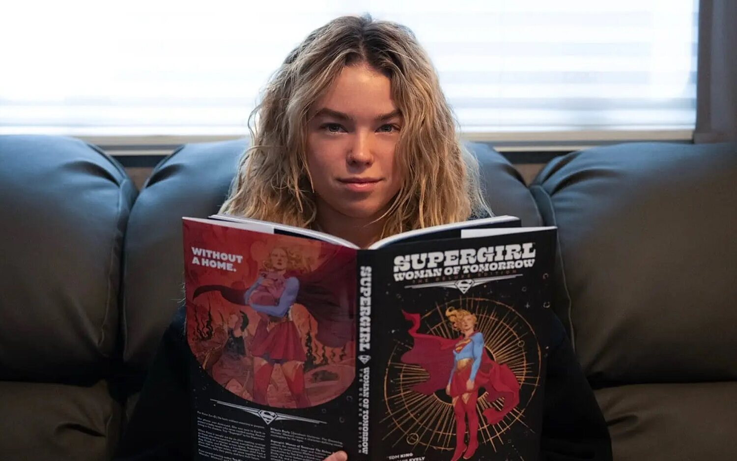 La actriz Milly Alcock leyendo el cómic 'Supergirl: Woman of Tomorrow'