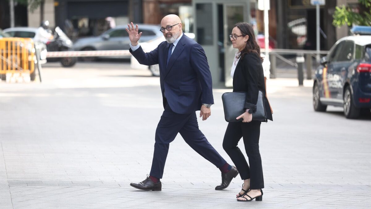 El abogado de Santos Cerdán, Jacobo Teijelo, en su llegada a la Audiencia Nacional, a 25 de junio de 2026, en Madrid