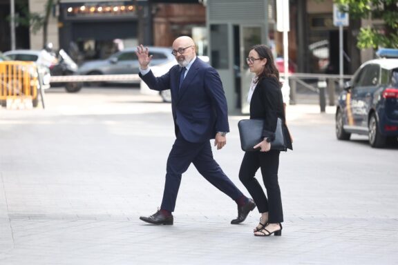 El abogado de Santos Cerdán, Jacobo Teijelo, en su llegada a la Audiencia Nacional, a 25 de junio de 2026, en Madrid