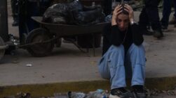 Una mujer en las afueras de un edifico afectado por el terremoto en la zona de Altamira en Caracas.