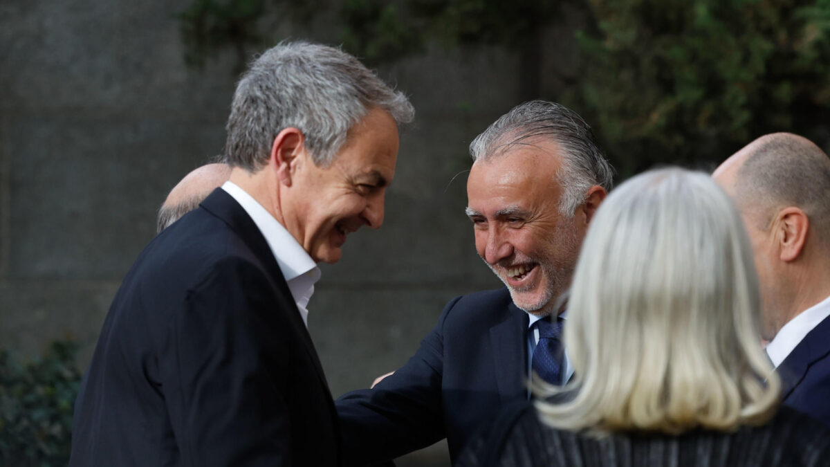 MADRID, 04/04/2024.- El ministro de Política Territorial y Memoria Democrática, Ángel Víctor Torres (d), y el expresidente del Gobierno José Luis Rodríguez Zapatero (i) asisten al acto de inauguración de la exposición 'Luis Martín-Santos. Tiempo de libertad', este jueves en la Biblioteca Nacional en Madrid. EFE/JuanJo Martín