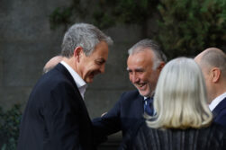 MADRID, 04/04/2024.- El ministro de Política Territorial y Memoria Democrática, Ángel Víctor Torres (d), y el expresidente del Gobierno José Luis Rodríguez Zapatero (i) asisten al acto de inauguración de la exposición 'Luis Martín-Santos. Tiempo de libertad', este jueves en la Biblioteca Nacional en Madrid. EFE/JuanJo Martín