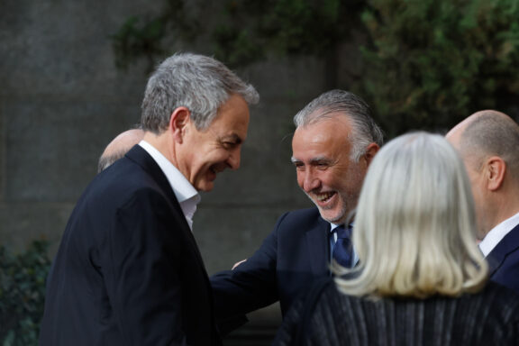 MADRID, 04/04/2024.- El ministro de Política Territorial y Memoria Democrática, Ángel Víctor Torres (d), y el expresidente del Gobierno José Luis Rodríguez Zapatero (i) asisten al acto de inauguración de la exposición 'Luis Martín-Santos. Tiempo de libertad', este jueves en la Biblioteca Nacional en Madrid. EFE/JuanJo Martín