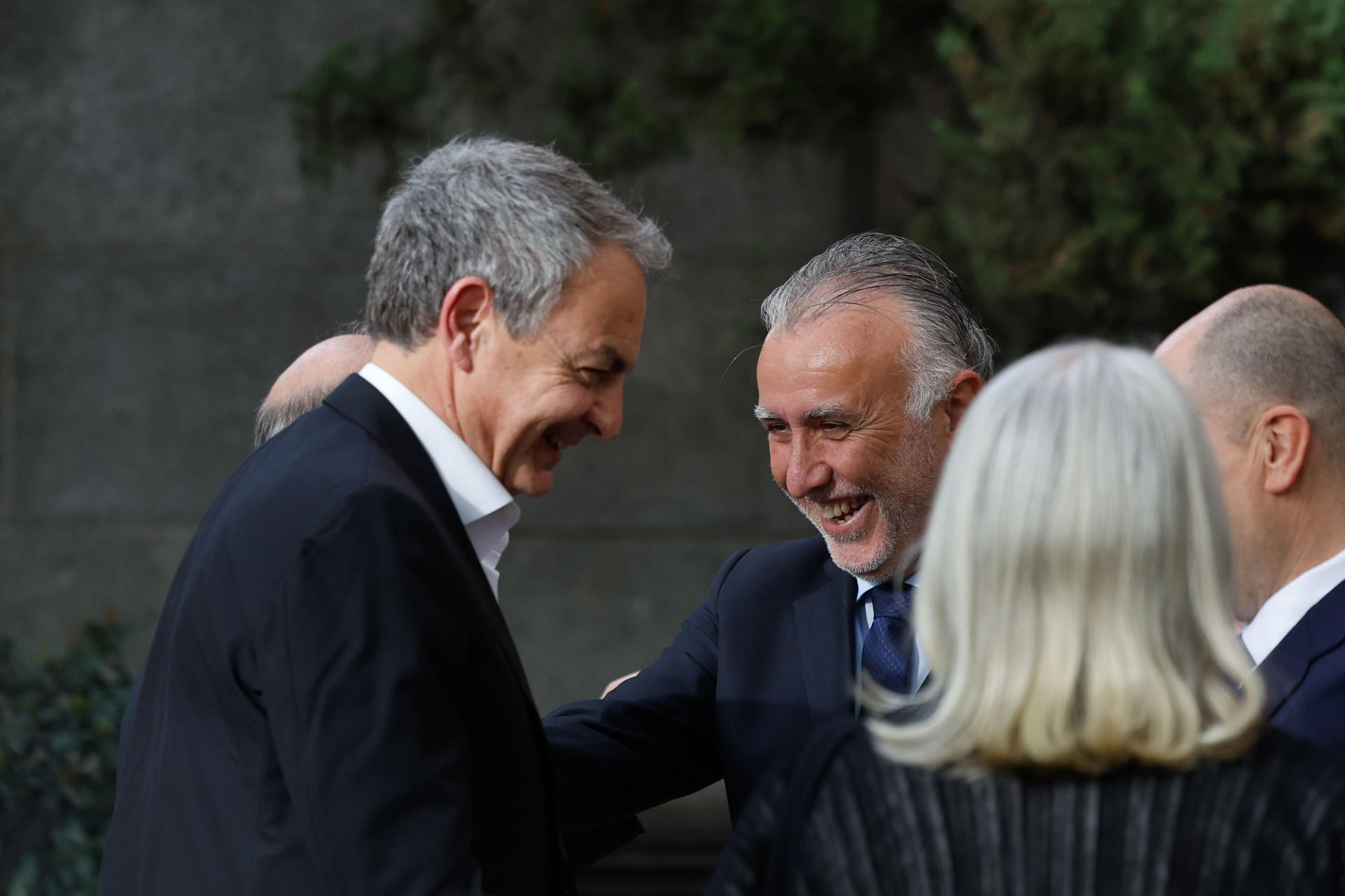 MADRID, 04/04/2024.- El ministro de Política Territorial y Memoria Democrática, Ángel Víctor Torres (d), y el expresidente del Gobierno José Luis Rodríguez Zapatero (i) asisten al acto de inauguración de la exposición 'Luis Martín-Santos. Tiempo de libertad', este jueves en la Biblioteca Nacional en Madrid. EFE/JuanJo Martín