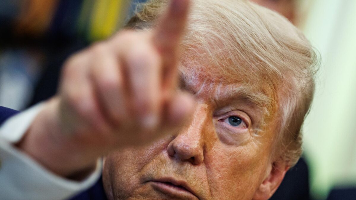 Washington (United States), 04/06/2026.- US President Donald Trump answers questions from the news media after an announcement on 'Beautiful, Clean Coal' in the Oval Office of the White House in Washington, DC, USA, 04 June 2026. Trump announced a plan to invest 700 million US dollars in coal plants and energy infrastructure under the Defense Production Act. EFE/EPA/SAMUEL CORUM / POOL