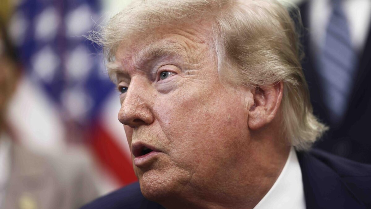 WASHINGTON (United States), 11/06/2026.- US President Donald Trump responds to a question from the news media after signing a fisheries proclamation in the Oval Office of the White House in Washington, DC, USA, 11 June 2026. Trump signed a proclamation opening parts of the Pacific to commercial fishing access for US-flagged vessels. EFE/EPA/JIM LO SCALZO / POOL