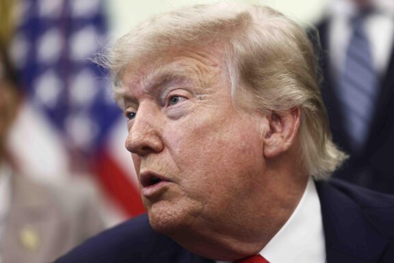 WASHINGTON (United States), 11/06/2026.- US President Donald Trump responds to a question from the news media after signing a fisheries proclamation in the Oval Office of the White House in Washington, DC, USA, 11 June 2026. Trump signed a proclamation opening parts of the Pacific to commercial fishing access for US-flagged vessels. EFE/EPA/JIM LO SCALZO / POOL