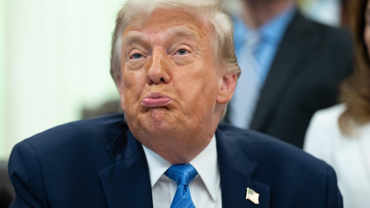 WASHINGTON, DC (Washington, DC,), 10/06/2026.- US President Donald Trump gives remarks during a signing ceremony for the Secure America Act in the Oval Office of the White House in Washington, DC, USA, 10 June 2026. The act requires proof of citizenship to register to vote. EFE/EPA/AARON SCHWARTZ / POOL