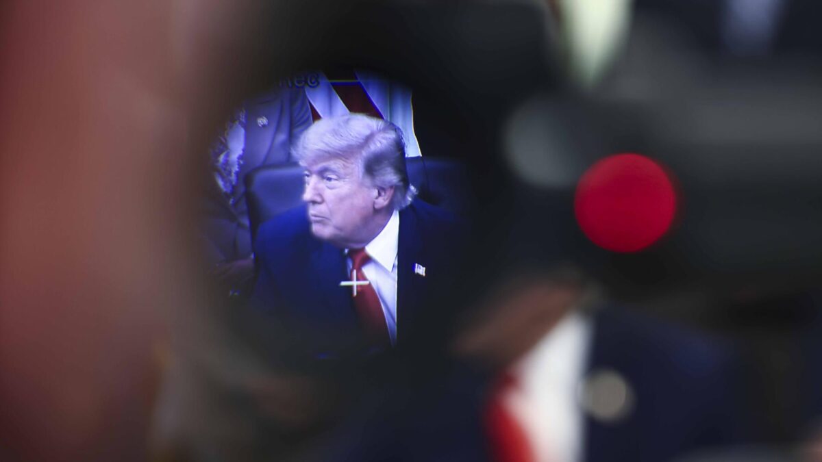 WASHINGTON (United States), 11/06/2026.- US President Donald Trump responds to a question from the news media after signing a fisheries proclamation in the Oval Office of the White House in Washington, DC, USA, 11 June 2026. Trump signed a proclamation opening parts of the Pacific to commercial fishing access for US-flagged vessels. EFE/EPA/JIM LO SCALZO / POOL