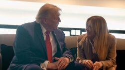 La primera ministra de Italia, Giorgia Meloni, y el presidente de EE UU, Donald Trump, en el marco de la Cumbre del G7.