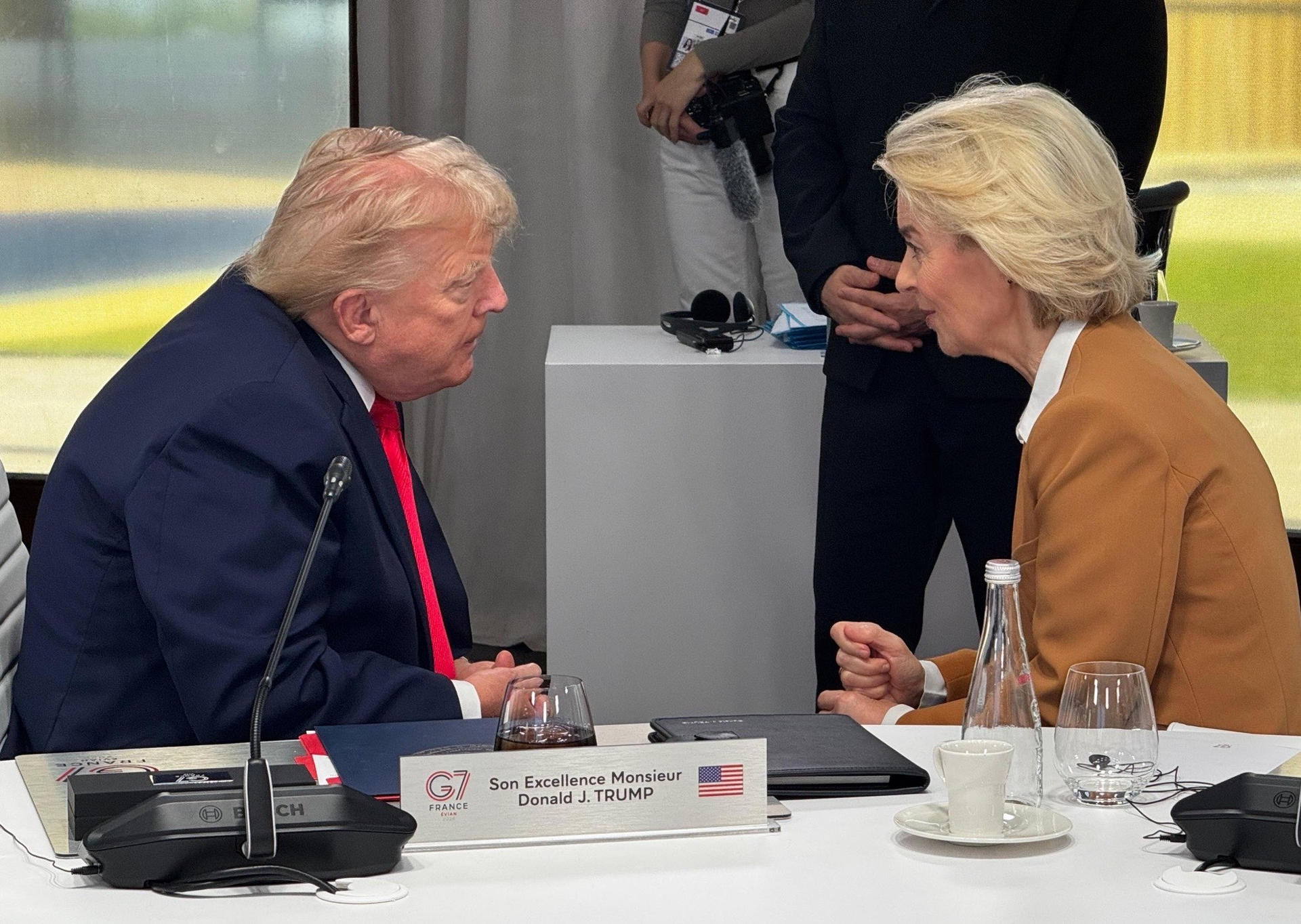 ÉVIAN, 16/06/2026.- La presidenta de la Comisión Europea, Ursula von der Leyen, conversa con el presidente de EE. UU,. Donald Trump, durante la cumbre del G7 que se celebra en Évian, Francia. Von der Leyen ha asegurado en un mensaje publicado este martes en su cuenta oficial de X que felicitó a Trump por su acuerdo con Irán: "En Évian, felicité a @POTUS por su acuerdo con Irán. Ambos estamos de acuerdo en que debería significar un fin definitivo al programa nuclear de Irán. El Estrecho se reabrirá. Los precios del petróleo están cayendo. Y así es como la diplomacia da resultados". EFE/ @vonderleyen en X - SOLO USO EDITORIAL/SOLO DISPONIBLE PARA ILUSTRAR LA NOTICIA QUE ACOMPAÑA (CRÉDITO OBLIGATORIO) -