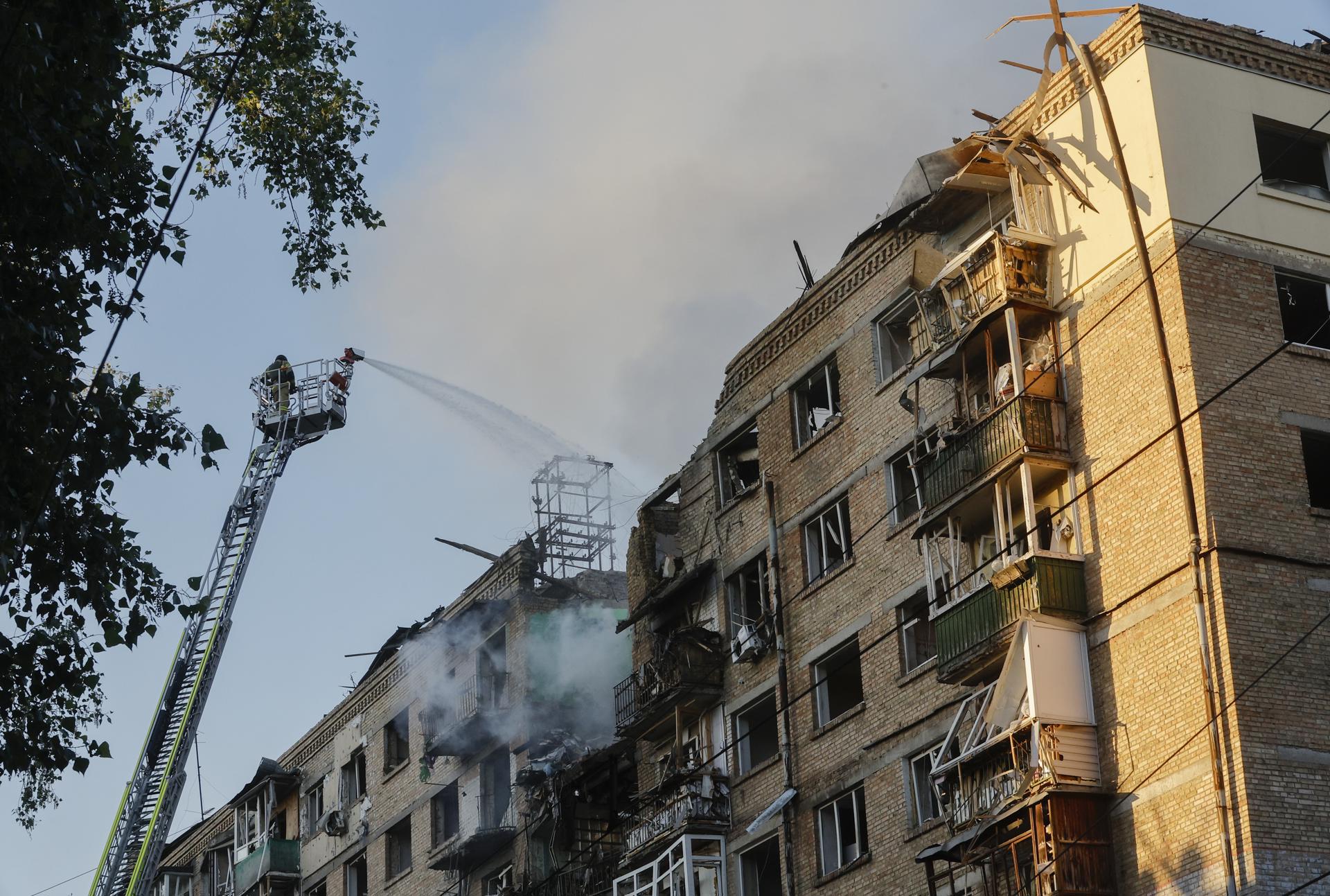 KYIV (Ukraine), 24/05/2026.- Ukrainian rescuers work at the site of a Russian strike on a residential building in Kyiv, Ukraine, 24 May 2026, amid the Russian invasion. More than 600 drones and 90 missiles struck several sites across Kyiv overnight on 24 May, resulting in at least two confirmed fatalities and more than 80 injuries, according to Ukrainian President Volodymyr Zelensky. (Rusia, Ucrania, Kiev) EFE/EPA/SERGEY DOLZHENKO