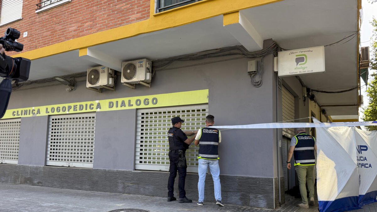 GRAFCVA4574. VALENCIA, 16/06/2026.- Agentes de la Policía Nacional proceden a registrar la clínica del distrito de Tránsitos de València tras haber detenido ayer lunes a un joven de 24 años de edad que se personó ayer en la Comisaría del municipio de Burjassot (Valencia) con las manos manchadas de sangre y confesó haber apuñalado y acabado con la vida de un logopeda que trataba al hijo del autor confeso del crimen. EFE/Raquel Segura
