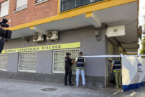 GRAFCVA4574. VALENCIA, 16/06/2026.- Agentes de la Policía Nacional proceden a registrar la clínica del distrito de Tránsitos de València tras haber detenido ayer lunes a un joven de 24 años de edad que se personó ayer en la Comisaría del municipio de Burjassot (Valencia) con las manos manchadas de sangre y confesó haber apuñalado y acabado con la vida de un logopeda que trataba al hijo del autor confeso del crimen. EFE/Raquel Segura