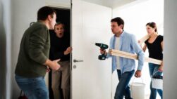 Vecinos entrando a un piso - Economía