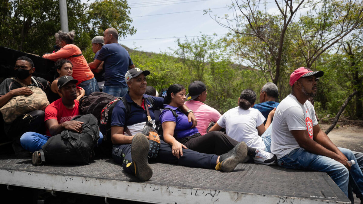 AME4346. LA GUAIRA (VENEZUELA), 25/06/2026.- Personas esperan con sus pertenencias afuera de sus viviendas este jueves, en La Guaira (Venezuela). El número de fallecidos en Venezuela a causa de los dos terremotos del miércoles se elevó a 188 y el de heridos a 1.520, mientras que al menos 346 construcciones, entre edificios, hospitales y centros comerciales, resultaron afectadas, informó el presidente de la Asamblea Nacional (AN, Parlamento), el chavista Jorge Rodríguez. EFE/ Ronald Peña R.