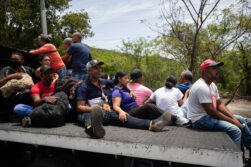 AME4346. LA GUAIRA (VENEZUELA), 25/06/2026.- Personas esperan con sus pertenencias afuera de sus viviendas este jueves, en La Guaira (Venezuela). El número de fallecidos en Venezuela a causa de los dos terremotos del miércoles se elevó a 188 y el de heridos a 1.520, mientras que al menos 346 construcciones, entre edificios, hospitales y centros comerciales, resultaron afectadas, informó el presidente de la Asamblea Nacional (AN, Parlamento), el chavista Jorge Rodríguez. EFE/ Ronald Peña R.