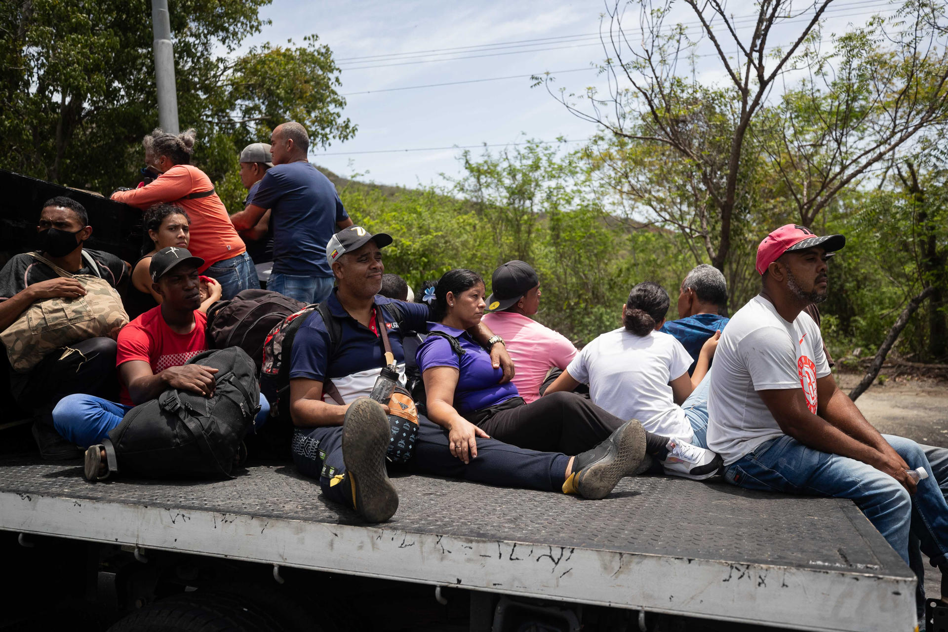AME4346. LA GUAIRA (VENEZUELA), 25/06/2026.- Personas esperan con sus pertenencias afuera de sus viviendas este jueves, en La Guaira (Venezuela). El número de fallecidos en Venezuela a causa de los dos terremotos del miércoles se elevó a 188 y el de heridos a 1.520, mientras que al menos 346 construcciones, entre edificios, hospitales y centros comerciales, resultaron afectadas, informó el presidente de la Asamblea Nacional (AN, Parlamento), el chavista Jorge Rodríguez. EFE/ Ronald Peña R.