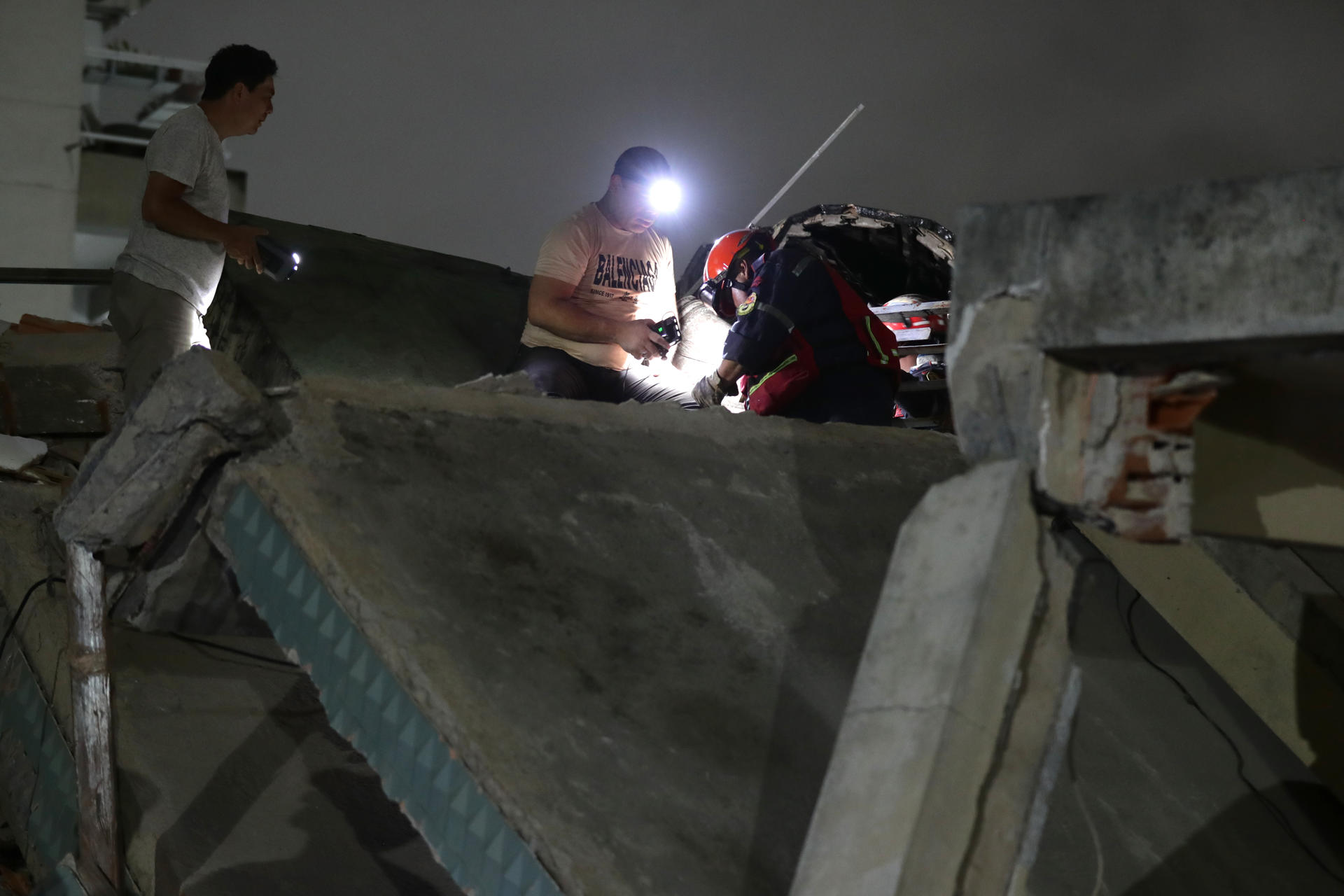 AME4052. CARACAS (VENEZUELA), 24/06/2026.- Integrantes de Cuerpos de Emergencia realizan labores de rescate este miércoles, en Caracas (Venezuela). El terremoto que sacudió a Venezuela fue revisado al alza por el Servicio Geológico de Estados Unidos (USGS), que lo elevó a una magnitud de 7,5, mientras las autoridades locales evalúan los daños y posibles víctimas tras el fuerte sismo que se sintió en varias regiones del país. EFE/ Ronald Peña R