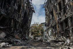 AME5361. CATIA LA MAR (VENEZUELA), 28/06/2026.- Fotografía que muestra edificaciones destruidas por los terremotos, este domingo, en Catia La Mar (Venezuela). EFE/ Henry Chirinos