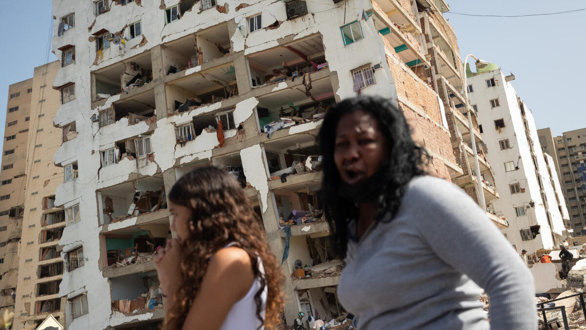 AME4837. CATIA LA MAR (VENEZUELA), 26/06/2026.- Personas reaccionan frente a edificios afectados por terremotos este jueves, en Catia La Mar (Venezuela). El presidente del Parlamento de Venezuela, el chavista Jorge Rodríguez, informó que los fallecidos por los dos terremotos ocurridos el miércoles en su país ya dejan 920 muertos y 3.360. EFE/ Ronald Peña R