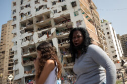 AME4837. CATIA LA MAR (VENEZUELA), 26/06/2026.- Personas reaccionan frente a edificios afectados por terremotos este jueves, en Catia La Mar (Venezuela). El presidente del Parlamento de Venezuela, el chavista Jorge Rodríguez, informó que los fallecidos por los dos terremotos ocurridos el miércoles en su país ya dejan 920 muertos y 3.360. EFE/ Ronald Peña R