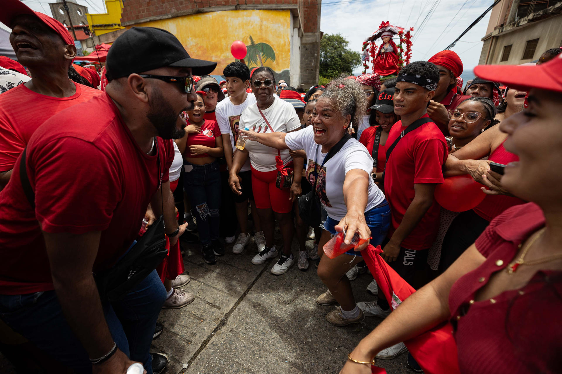 Personas reaccionan durante la procesión de San Juan Bautista este miércoles, en La Guaira (Venezuela). Cientos de venezolanos acompañaron en el pueblo de Naiguatá, en el costero estado La Guaira, la tradicional celebración de San Juan Bautista, declarada como Patrimonio Cultural Inmaterial de la Humanidad por la Unesco en 2021. EFE/ Ronald Peña R