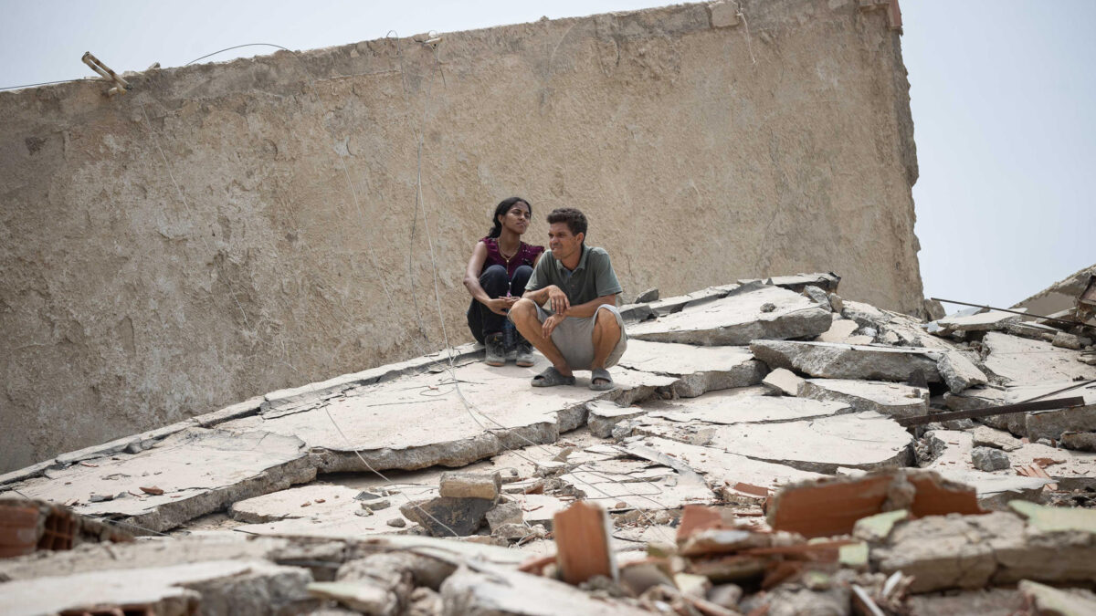 AME4366. LA GUAIRA (VENEZUELA), 25/06/2026.- Personas esperan sobre escombros de edificios derrumbados este jueves, en La Guaira (Venezuela). El número de fallecidos en Venezuela a causa de los dos terremotos del miércoles se elevó a 188 y el de heridos a 1.520, mientras que al menos 346 construcciones, entre edificios, hospitales y centros comerciales, resultaron afectadas, informó el presidente de la Asamblea Nacional (AN, Parlamento), el chavista Jorge Rodríguez. EFE/ Ronald Peña R.