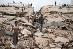 AME4353. LA GUAIRA (VENEZUELA), 25/06/2026.- Personas caminan por escombros de edificios afectados por terremotos este jueves, en La Guaira (Venezuela). El número de fallecidos en Venezuela a causa de los dos terremotos del miércoles se elevó a 188 y el de heridos a 1.520, mientras que al menos 346 construcciones, entre edificios, hospitales y centros comerciales, resultaron afectadas, informó el presidente de la Asamblea Nacional (AN, Parlamento), el chavista Jorge Rodríguez. EFE/ Ronald Peña R.
