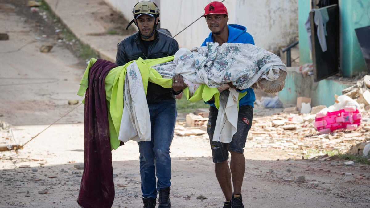 Voluntarios rescatan víctimas mortales este jueves, en Catia La Mar (Venezuela). El número de fallecidos en Venezuela a causa de los dos terremotos del miércoles se elevó a 188 y el de heridos a 1.520, mientras que al menos 346 construcciones, entre edificios, hospitales y centros comerciales, resultaron afectadas, informó el presidente de la Asamblea Nacional (AN, Parlamento), el chavista Jorge Rodríguez. EFE/ Ronald Peña R.