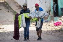 Voluntarios rescatan víctimas mortales este jueves, en Catia La Mar (Venezuela). El número de fallecidos en Venezuela a causa de los dos terremotos del miércoles se elevó a 188 y el de heridos a 1.520, mientras que al menos 346 construcciones, entre edificios, hospitales y centros comerciales, resultaron afectadas, informó el presidente de la Asamblea Nacional (AN, Parlamento), el chavista Jorge Rodríguez. EFE/ Ronald Peña R.