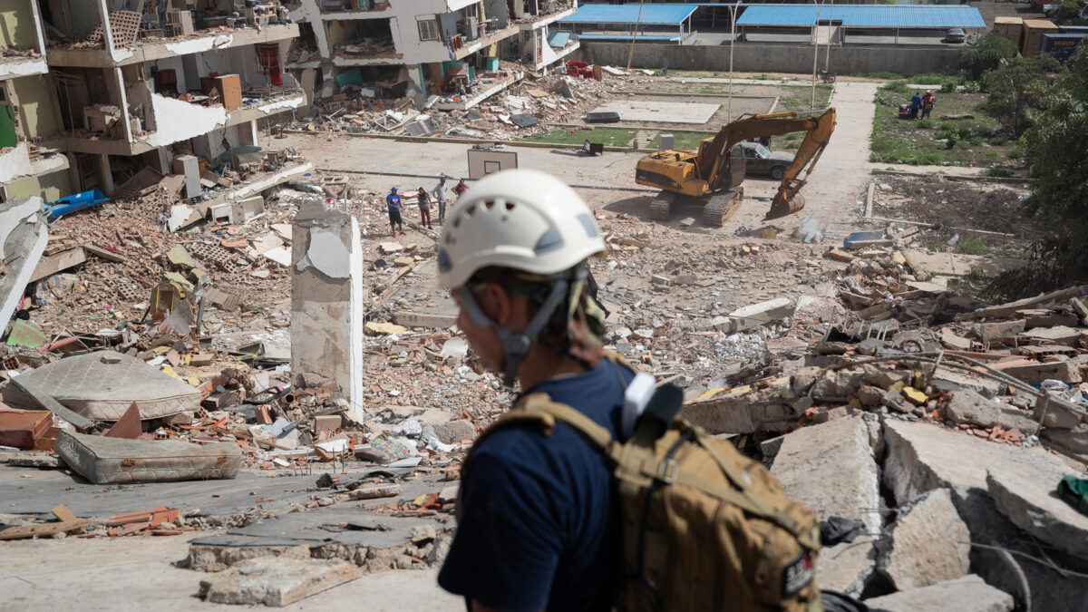 AME4843. CATIA LA MAR (VENEZUELA), 26/06/2026.- Voluntarios realizan labores de búsqueda y remoción de escombros en edificios afectados por terremotos este jueves, en Catia La Mar (Venezuela). El presidente del Parlamento de Venezuela, el chavista Jorge Rodríguez, informó que los fallecidos por los dos terremotos ocurridos el miércoles en su país ya dejan 920 muertos y 3.360. EFE/ Ronald Peña R