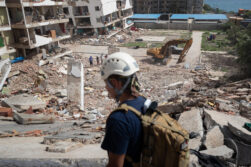 AME4843. CATIA LA MAR (VENEZUELA), 26/06/2026.- Voluntarios realizan labores de búsqueda y remoción de escombros en edificios afectados por terremotos este jueves, en Catia La Mar (Venezuela). El presidente del Parlamento de Venezuela, el chavista Jorge Rodríguez, informó que los fallecidos por los dos terremotos ocurridos el miércoles en su país ya dejan 920 muertos y 3.360. EFE/ Ronald Peña R