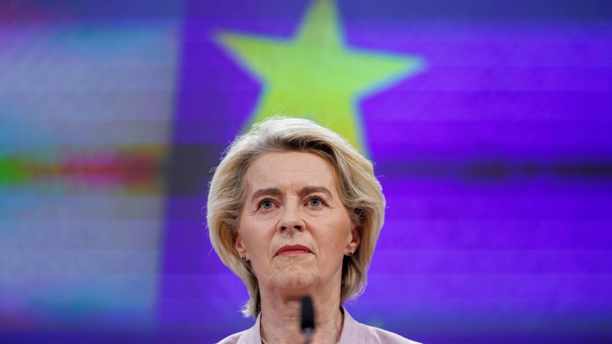 Brussels (Belgium), 29/05/2026.- European Commission President Ursula von der Leyen gives a press conference with Hungarian Prime Minister Peter Magyar (unseen) following a meeting at the European Commission headquarters in Brussels, Belgium, 29 May 2026. The talks focus on efforts to unlock billions of euros in frozen European Union funds for Hungary, as both sides seek to finalize an agreement on rule-of-law reforms, anti-corruption measures and Hungary's future cooperation with EU institutions. (Bélgica, Hungría, Bruselas) EFE/EPA/OLIVIER MATTHYS