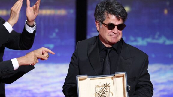 Jafar Panahi recibiendo la Palma de Oro en el Festival de Cannes 2025.