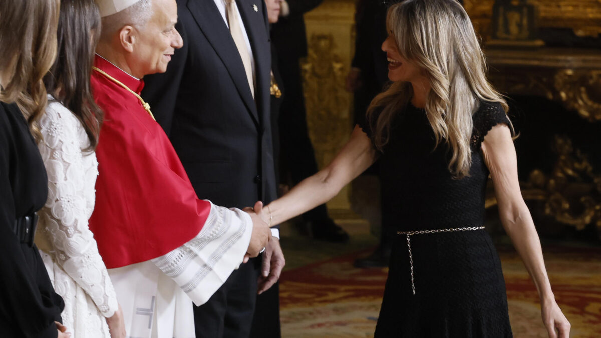 MADRID, 06/06/2026.- La vicepresidenta segunda y ministra de Trabajo de España, Yolanda Díaz (d), saluda al papa León XIV durante el tradicional besamanos que ha tenido lugar en el Salón del Trono del Palacio Real, dentro de la ceremonia oficial de bienvenida al Sumo Pontífice que inicia este sábado en la capital un viaje de seis días a España. EFE/Ballesteros