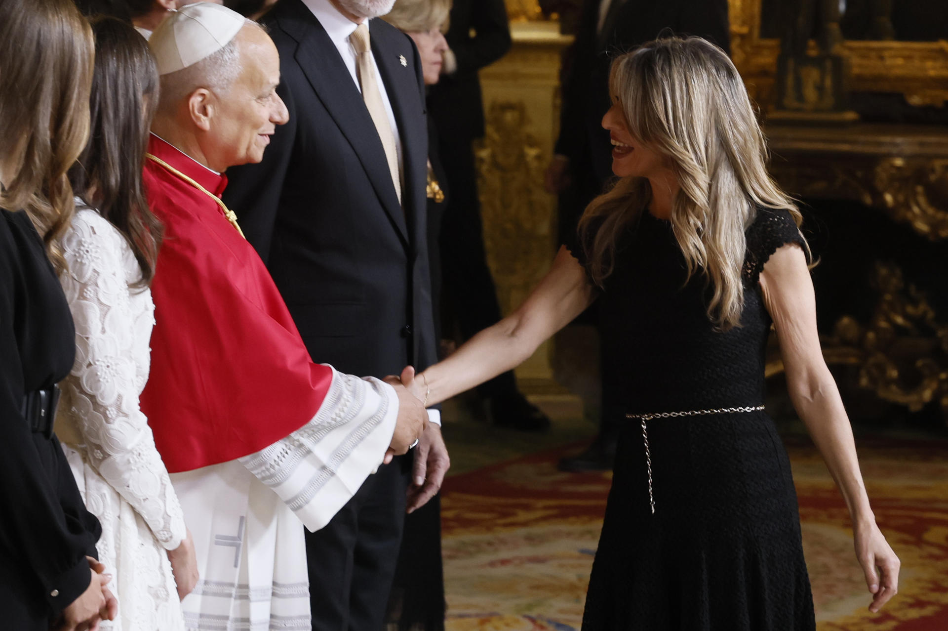 MADRID, 06/06/2026.- La vicepresidenta segunda y ministra de Trabajo de España, Yolanda Díaz (d), saluda al papa León XIV durante el tradicional besamanos que ha tenido lugar en el Salón del Trono del Palacio Real, dentro de la ceremonia oficial de bienvenida al Sumo Pontífice que inicia este sábado en la capital un viaje de seis días a España. EFE/Ballesteros