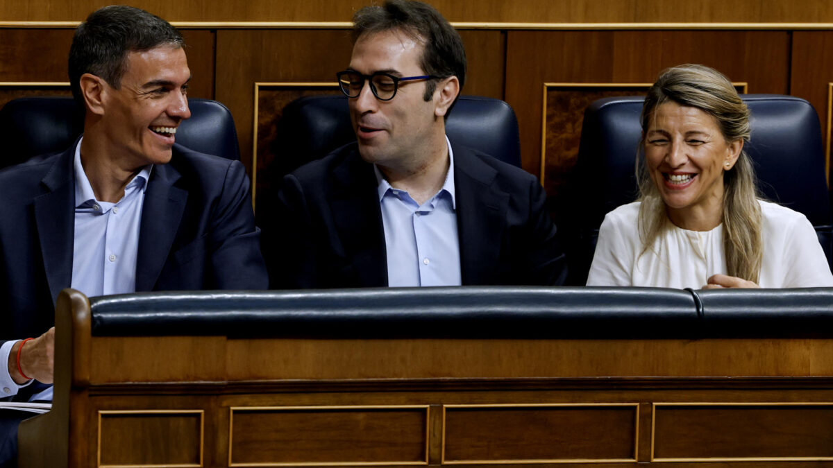 MADRID, 24/06/2026.- El presidente del Gobierno, Pedro Sánchez (i), el vicepresidente primero y ministro de Economía, Carlos Cuerpo (c) y la vicepresidenta segunda y ministra de Trabajo, Yolanda Díaz (d) a su llegada al Congreso de los Diputados para asistir a la sesión de control al Gobierno, este miércoles. EFE/J.J.Guillén