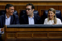 MADRID, 24/06/2026.- El presidente del Gobierno, Pedro Sánchez (i), el vicepresidente primero y ministro de Economía, Carlos Cuerpo (c) y la vicepresidenta segunda y ministra de Trabajo, Yolanda Díaz (d) a su llegada al Congreso de los Diputados para asistir a la sesión de control al Gobierno, este miércoles. EFE/J.J.Guillén