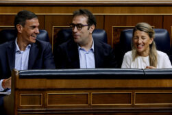 MADRID, 24/06/2026.- El presidente del Gobierno, Pedro Sánchez (i), el vicepresidente primero y ministro de Economía, Carlos Cuerpo (c) y la vicepresidenta segunda y ministra de Trabajo, Yolanda Díaz (d) a su llegada al Congreso de los Diputados para asistir a la sesión de control al Gobierno, este miércoles. EFE/J.J.Guillén