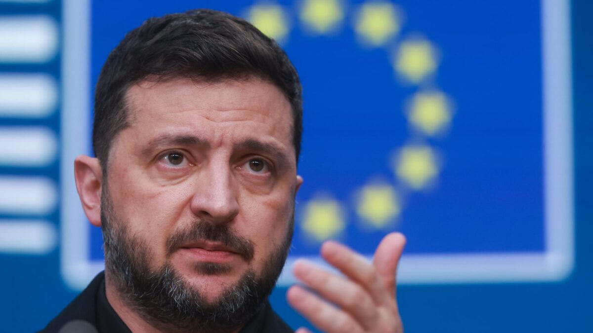 Brussels (Belgium), 23/10/2025.- Ukrainian President Volodymyr Zelensky holds a press conference following the Euro Summit in Brussels, Belgium, 23 October 2025. European Union leaders convened in Brussels to discuss the situation in Ukraine, European defence, developments in the Middle East, competitiveness, housing, and migration. (Bélgica, Ucrania, Bruselas) EFE/EPA/OLIVIER HOSLET
