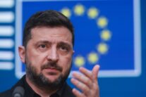 Brussels (Belgium), 23/10/2025.- Ukrainian President Volodymyr Zelensky holds a press conference following the Euro Summit in Brussels, Belgium, 23 October 2025. European Union leaders convened in Brussels to discuss the situation in Ukraine, European defence, developments in the Middle East, competitiveness, housing, and migration. (Bélgica, Ucrania, Bruselas) EFE/EPA/OLIVIER HOSLET
